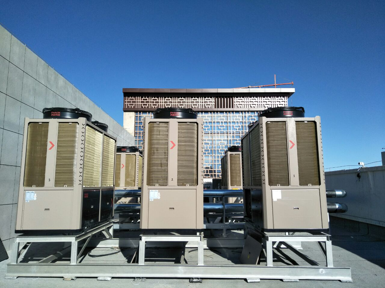 空氣能熱泵在東北冬季供暖 在外的主機放哪 