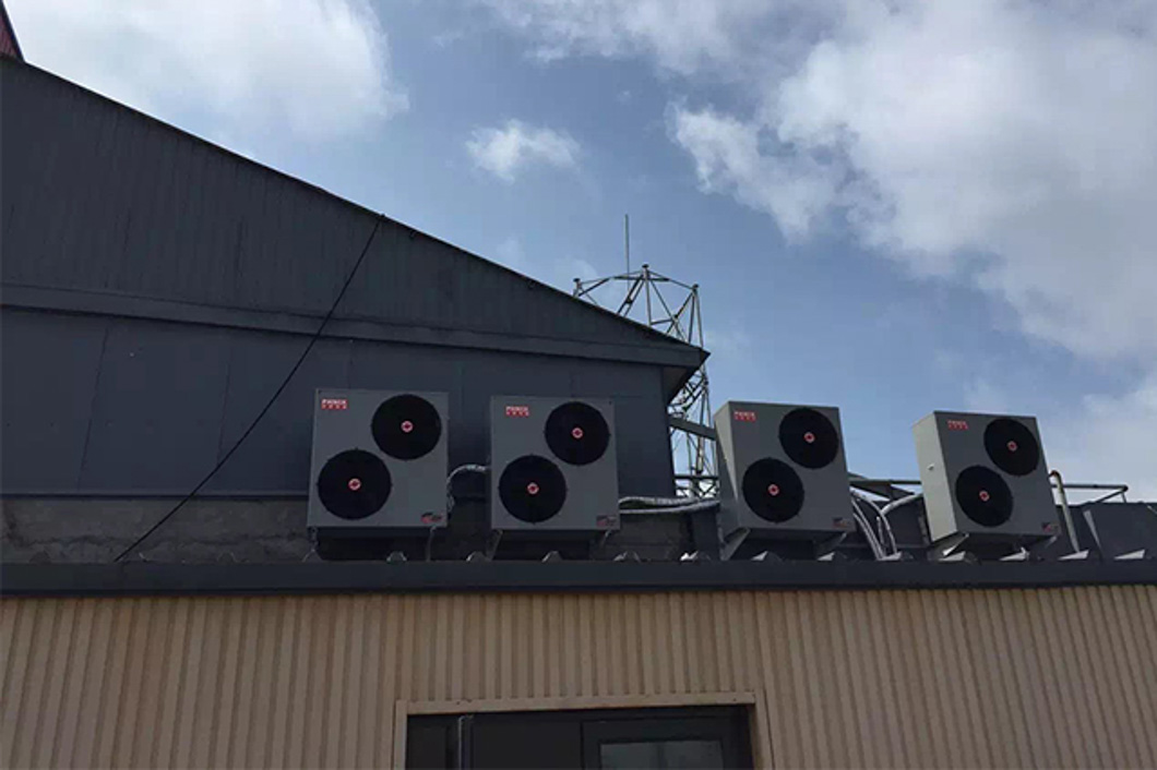 錦州宜必思云飛街店熱水工程(超低溫空氣源熱泵) 